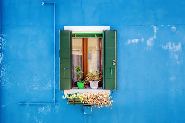 Ventana verde en la pared azul — Foto de Stock