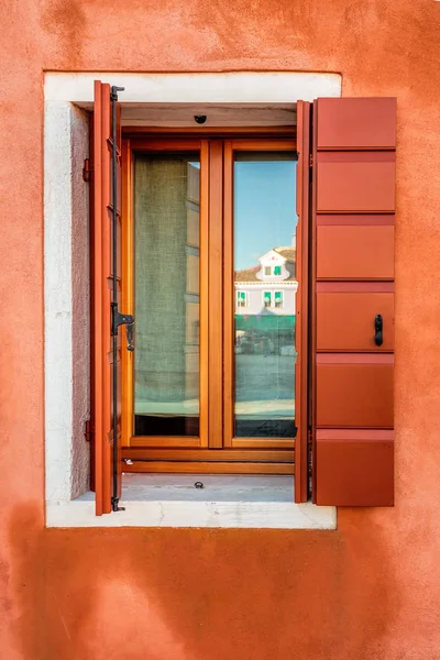 Ochre ventana y pared — Foto de Stock