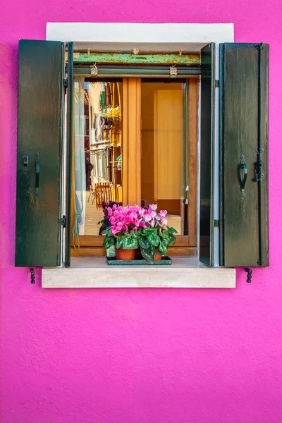 Pintoresca ventana rosa — Foto de Stock