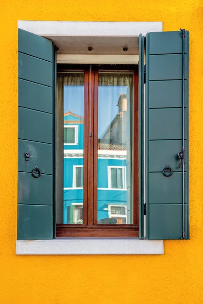 Pintoresca ventana con reflejo — Foto de Stock