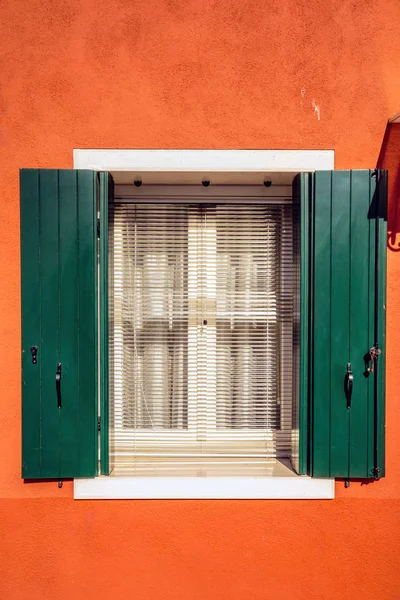 오렌지에 아름 다운 창 — 스톡 사진