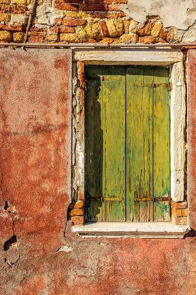 Живописное Окно Старой Оранжевой Стене Домов Знаменитом Острове Бурано Венеция — стоковое фото