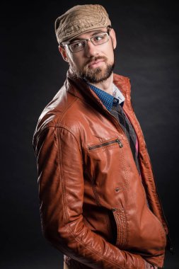 Genç sakallı hippi