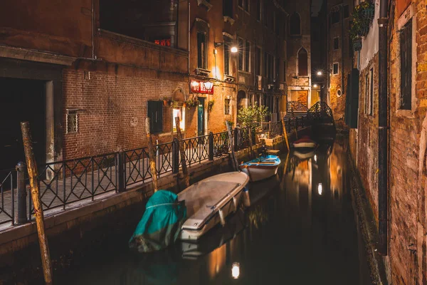 Beco de Veneza à noite — Fotografia de Stock