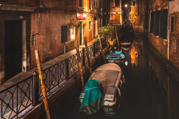 Beco de Veneza à noite — Fotografia de Stock