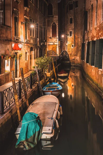 Beco de Veneza à noite — Fotografia de Stock