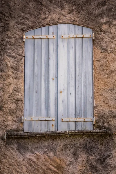 Окна и двери — стоковое фото
