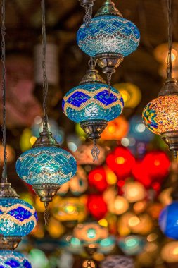 Eski Pazar ile renkli lambalar, Istanbul, Türkiye.
