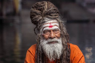 Kutsal Varanasi adam
