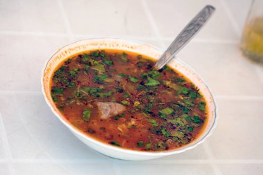 Çorba kharcho geleneksel Gürcü çorbası et ve pilav.