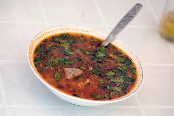 Çorba kharcho geleneksel Gürcü çorbası et ve pilav.