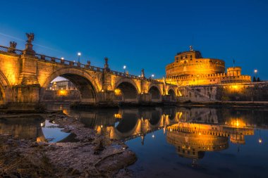 Mavi saat görünümü St. Peters Bazilikası Vatikan ve Ponte Santangelo, Bridge of Angels, Castel Santangelo ve nehir Tiber Roma, İtalya.