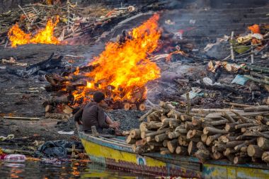 Varanasi yanan dağ geçidi