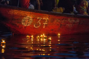 Varanasi mumlar yanan