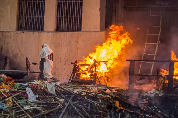 Varanasi yanan dağ geçidi