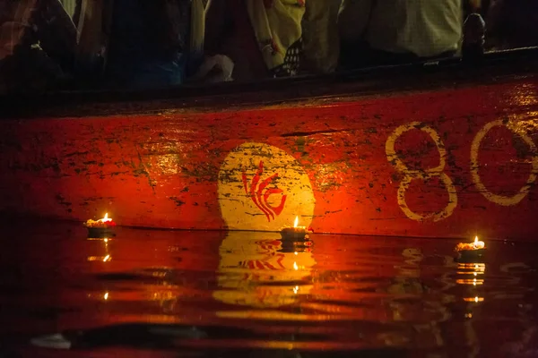 Varanasi queimando velas — Fotografia de Stock