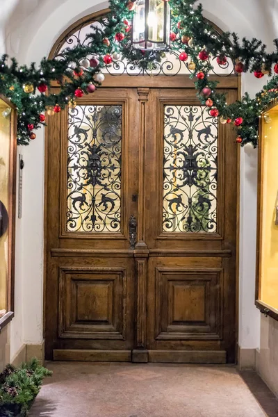 kahverengi ahşap kapı