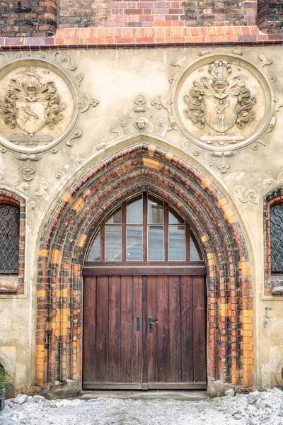 Braune Holztür — Stockfoto