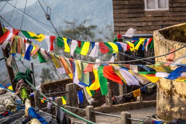 Budist dua bayrakları Darjeeling, Hindistan'da bir gökyüzü arka plan üzerinde kapat.
