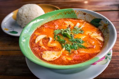 Ünlü baharatlı Tom Yam çorba, Phuket, Tayland.