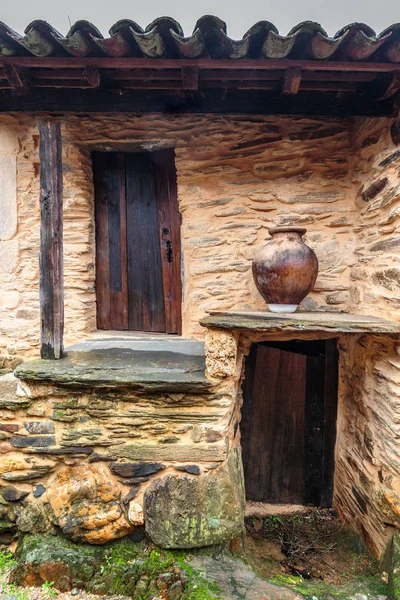 Деревянные двери Португалия — стоковое фото