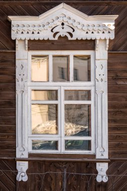 Oyma Clipeus penceresiyle