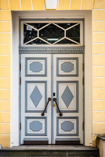 Tallinn dekorierte Türen — Stockfoto