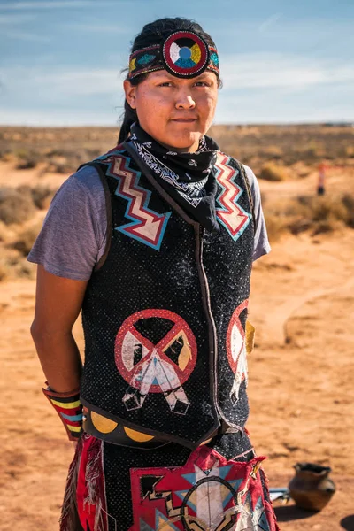 การเต้นรําแบบดั้งเดิมของ Navajo — ภาพถ่ายสต็อก