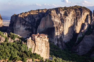Manastır Meteora Yunanistan. Yaz panoramik manzara çarpıcı. Dağlar ve epik mavi gökyüzü bulutlu yeşil orman görüntüleyin. UNESCO miras listesi nesnesi.