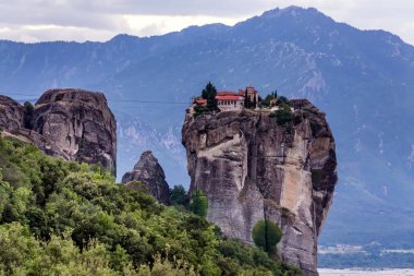 Manastır Meteora Yunanistan. Yaz panoramik manzara çarpıcı. Dağlar ve epik mavi gökyüzü bulutlu yeşil orman görüntüleyin. UNESCO miras listesi nesnesi.