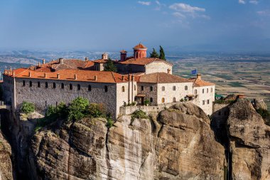 Manastır Meteora Yunanistan. Yaz panoramik manzara çarpıcı. Dağlar ve epik mavi gökyüzü bulutlu yeşil orman görüntüleyin. UNESCO miras listesi nesnesi.