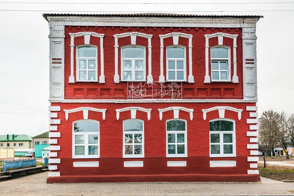 Красный Дом Червене Кирпичей Белыми Окнами — стоковое фото