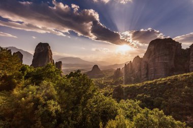 Manastır Meteora Yunanistan. Yaz panoramik manzara çarpıcı. Dağlar ve epik mavi gökyüzü bulutlu yeşil orman görüntüleyin. UNESCO miras listesi nesnesi.