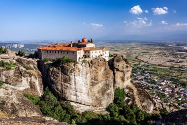 Manastır Meteora Yunanistan. Yaz panoramik manzara çarpıcı. Dağlar ve epik mavi gökyüzü bulutlu yeşil orman görüntüleyin. UNESCO miras listesi nesnesi.