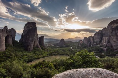 Manastır Meteora Yunanistan. Yaz panoramik manzara çarpıcı. Dağlar ve epik mavi gökyüzü bulutlu yeşil orman görüntüleyin. UNESCO miras listesi nesnesi.