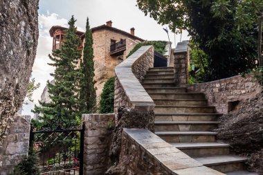 Manastır Meteora Yunanistan. Yaz panoramik manzara çarpıcı. Dağlar ve epik mavi gökyüzü bulutlu yeşil orman görüntüleyin. UNESCO miras listesi nesnesi.