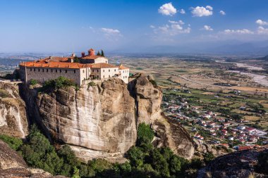 Manastır Meteora Yunanistan. Yaz panoramik manzara çarpıcı. Dağlar ve epik mavi gökyüzü bulutlu yeşil orman görüntüleyin. UNESCO miras listesi nesnesi.