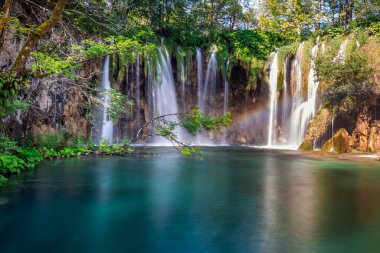 Hırvatistan 'ın Plitvice Gölleri' ndeki dünyanın en şaşırtıcı yerlerinden birinin çok sayıda şelalesi. Gerçekten bakire ve doğanın harika bir parçası..