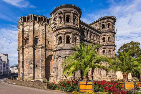 Porta Nigra, Almanya 'nın Trier eyaletinde yer alan bir şehirdir. Roma Anıtları, Aziz Peter Katedrali ve Trier Unesco Dünya Mirası Bölgesi 'ndeki Meryem Ana Kilisesi' nin bir parçası olarak düzenlenmiştir..