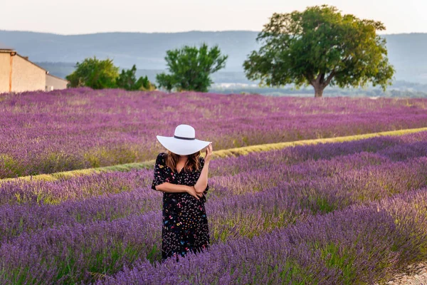 Menina Vestido Com Flores Grande Chapéu Branco Nos Campos Lavanda — Fotografia de Stock