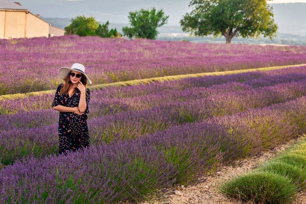 Meisje Een Jurk Met Bloemen Grote Witte Hoed Lavendelvelden Provence — Stockfoto