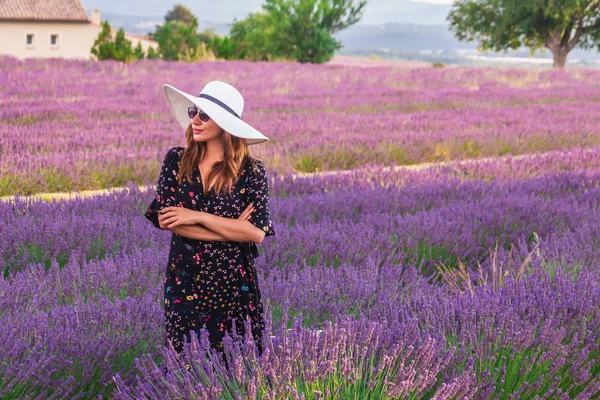 Κορίτσι Ένα Φόρεμα Λουλούδια Και Μεγάλο Λευκό Καπέλο Στα Χωράφια — Φωτογραφία Αρχείου