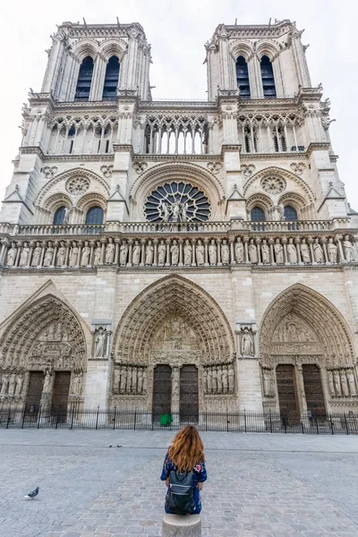 Flicka Sitter Framför Notre Dame Paris Katedral Innan Den Skadades — Stockfoto