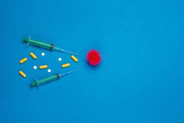 Yeşil şırıngalar ve haplar antivirüs içeriyor. Coronavirus 2019-ncov salgını. Bakterilerin prosedür maskesi. Koruma kavramı.