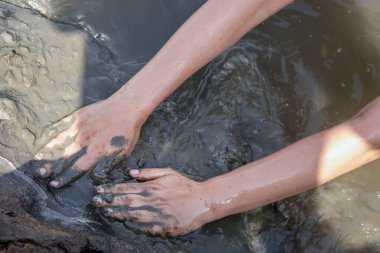 Ölü Deniz, İsrail 'de iyileştirici özellikleri olan Ölü Deniz' in çamurlu elleri.