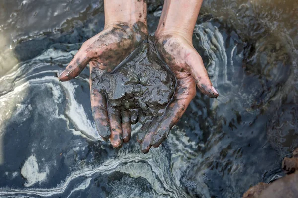 Dziewczyna Ręce Trzymać Błoto Morza Martwego Które Mają Właściwości Lecznicze — Zdjęcie stockowe