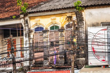 Pencerelerdeki ahşap panjurlar farklı şekillerde. Tayland 'ın eski Phuket kasabasındaki renkli binalar. Sino Portekiz tarzı.