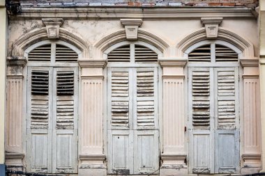 Pencerelerdeki ahşap panjurlar farklı şekillerde. Tayland 'ın eski Phuket kasabasındaki renkli binalar. Sino Portekiz tarzı.