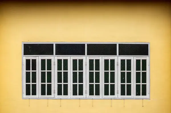 Holzläden Den Fenstern Verschiedenen Formen Bunte Gebäude Der Altstadt Von — Stockfoto