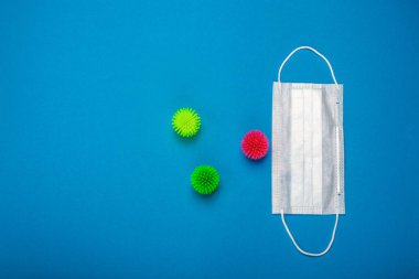 Kauçuk kulaklıklı cerrahi maske virüslerden korunuyor. Coronavirus 2019-ncov salgını. Bakterilerin prosedür maskesi. Koruma kavramı.